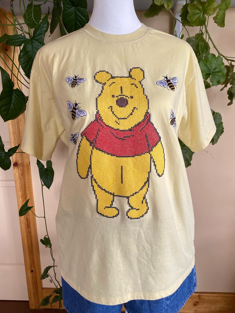 Disney Winnie the Pooh Graphic Tee Freeze Honey Bee Shirt M